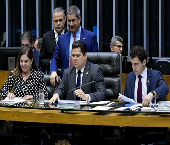 Presidente da CCJ confirma votação da PEC da Transição na CCJ nesta terça-feira