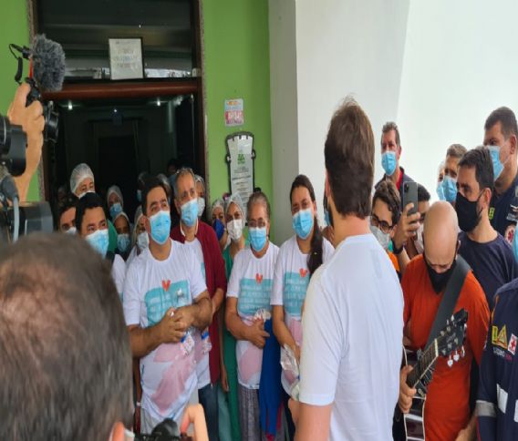 Bruno participa da despedida de grupo de pacientes de Manaus