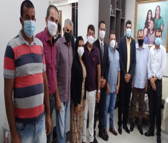 Tenório completa 27 anos e prefeito oferece jantar para amigos e aliados