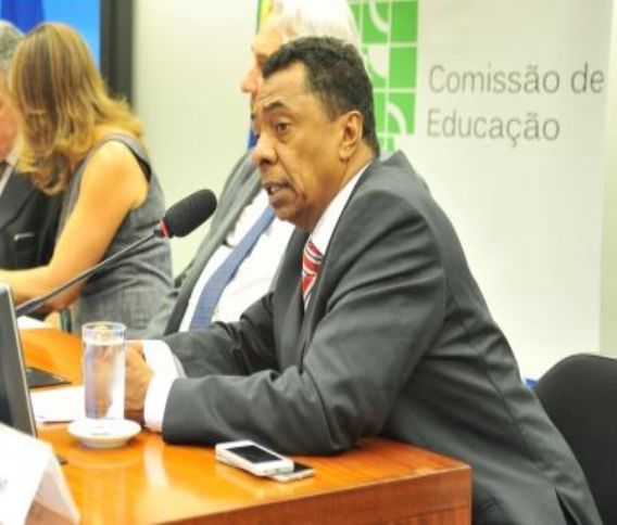 Damião Feliciano apresenta relatório que aumenta número de deputados federais