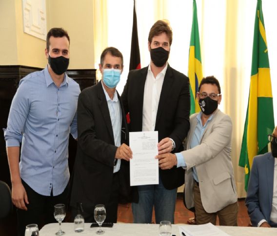 Bruno sanciona doação de terreno para instalação de fábrica e montadora de automóveis em Campina Grande